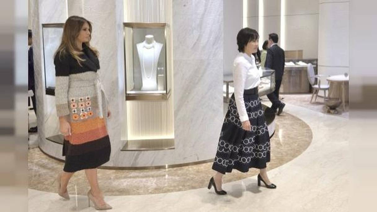 Melania Trump et Akie Abe, l'épouse du Premier ministre Shinzo Abe, dans la boutique phare du producteur de perles Mikimoto. 
