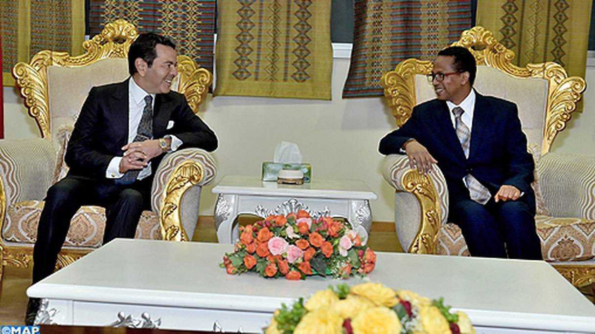 Le prince Moulay Rachid accueilli à son arrivée à l’aéroport international de Bole, à Addis-Abeba, par le ministre éthiopien des sciences et des technologies, Dr. Getahun Mekuria.
