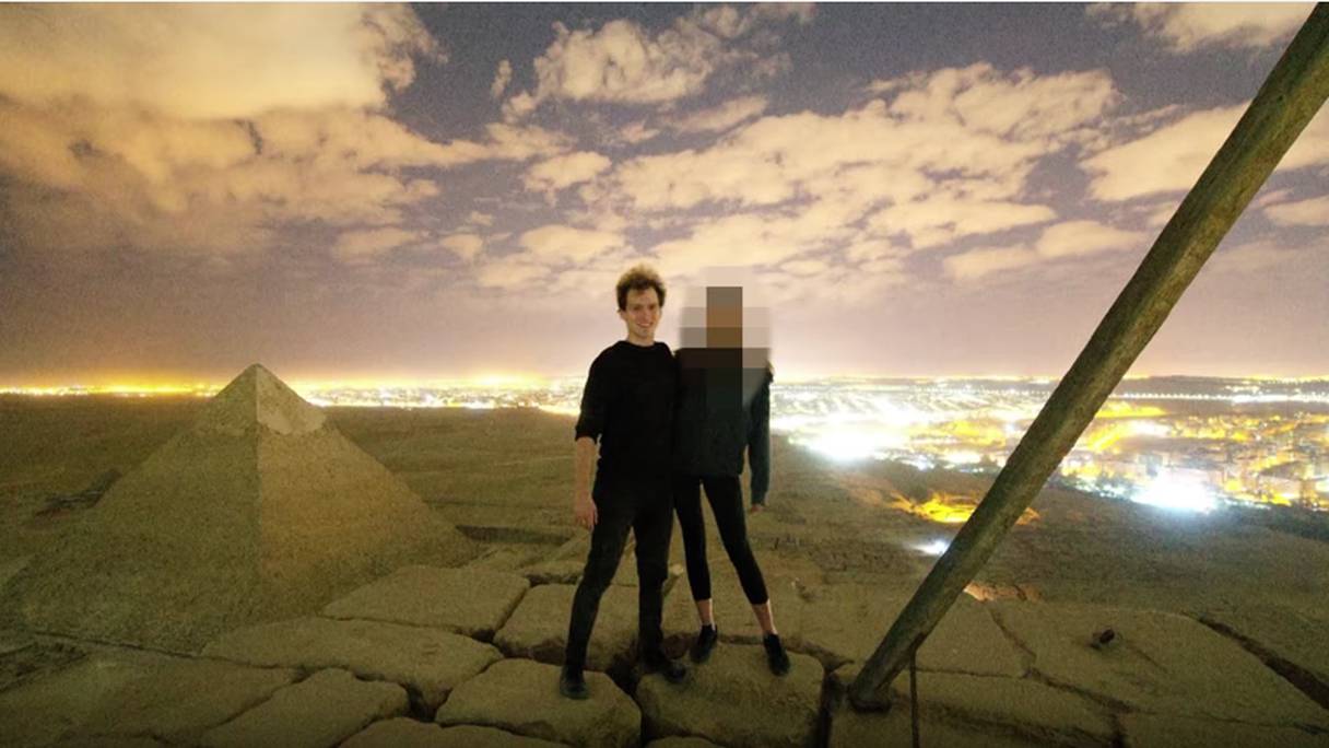 Le couple qui s'est filmé nu au sommet d'une pyramide en Egypte.
