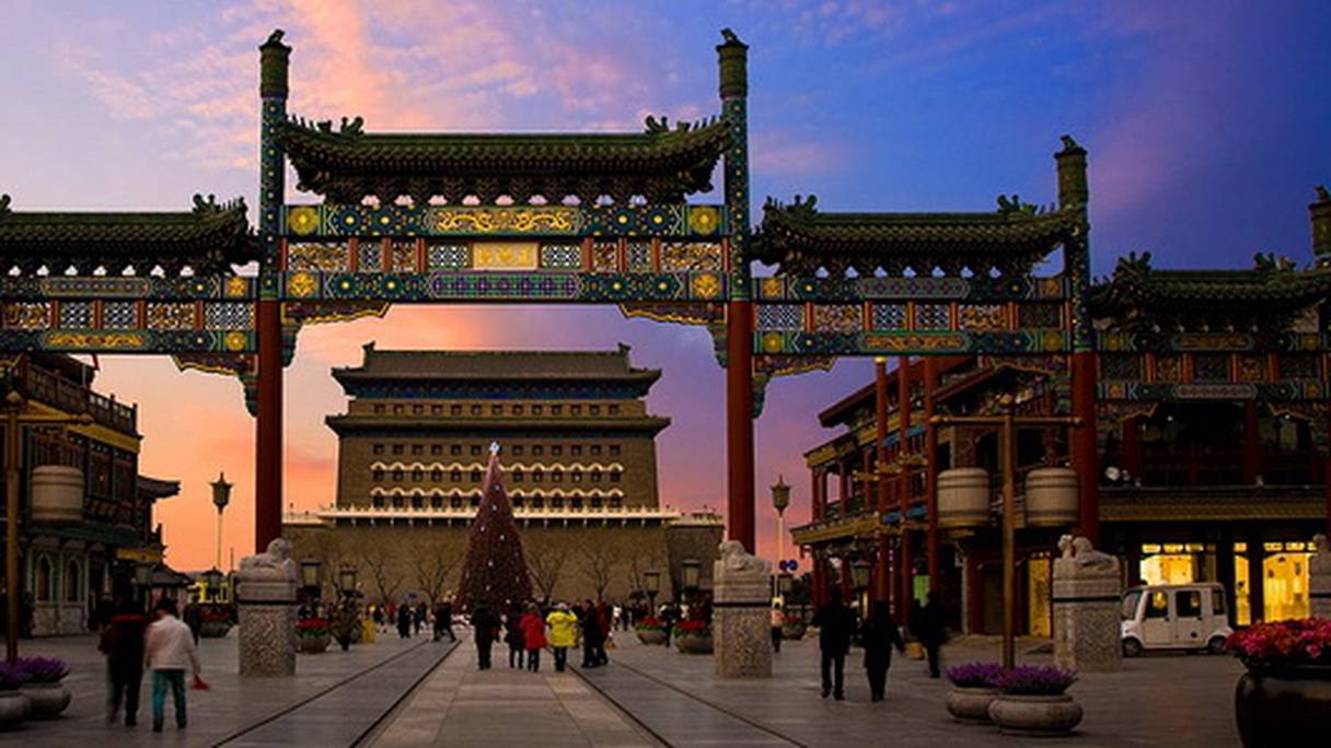 Une pagode au soleil couchant, à Pékin. La société chinoise s'éveille depuis 1978, sans réelle ouverture politique. 

