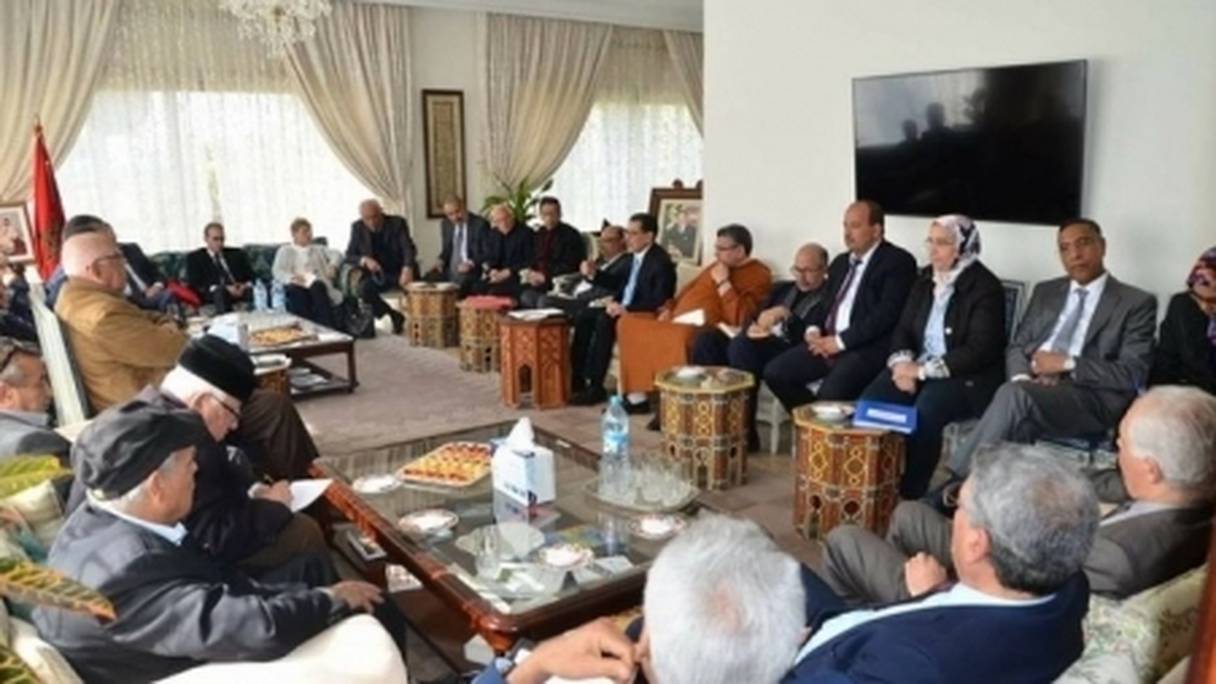 Le chef du gouvernement Saâd-Eddine El Othmani, lors d'une réunion avec les chefs des partis et des syndicats représentés au Parlement, lundi 2 avril à Rabat. 
