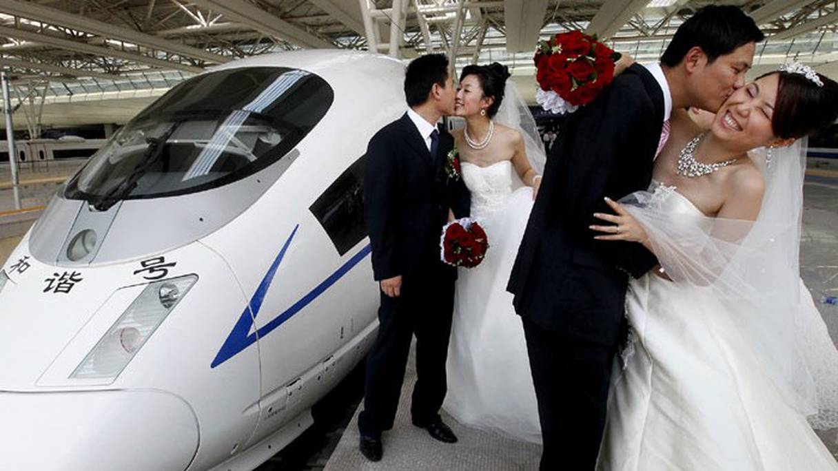 24 couples chinois s'étaient mariés, dans une cérémonie groupée, à bord du train à grande vitesse reliant Pékin à Shanghai, le 2 juillet 2011.
