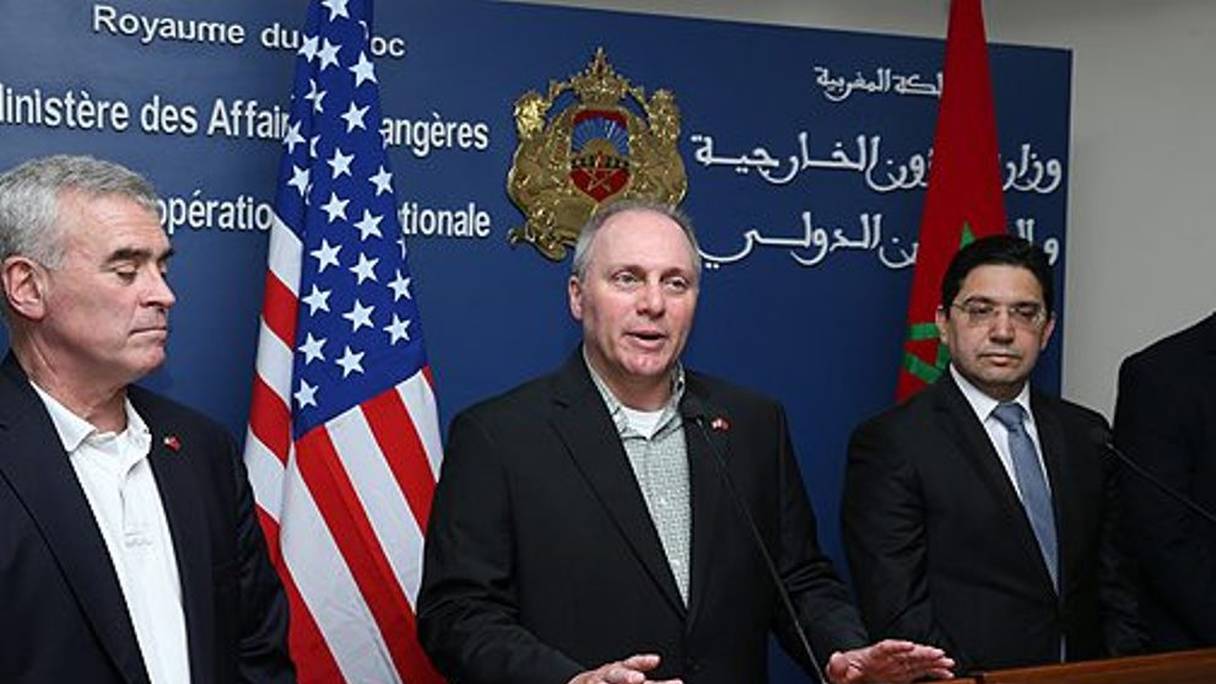 Le chef-adjoint des représentants du parti majoritaire au sein de la chambre des représentants américaine, Steve Scalise, à Rabat début avril 2018 en compagnie du ministre des Affaires étrangères marocain Nasser Bourita.
