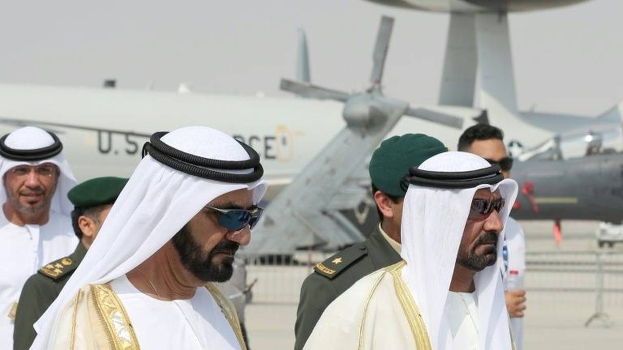 Le souverain de Dubaï, Mohamed ben Rached al-Maktoum (à gauche) visite le salon international Dubai Airshow le 12 novembre 2017.
