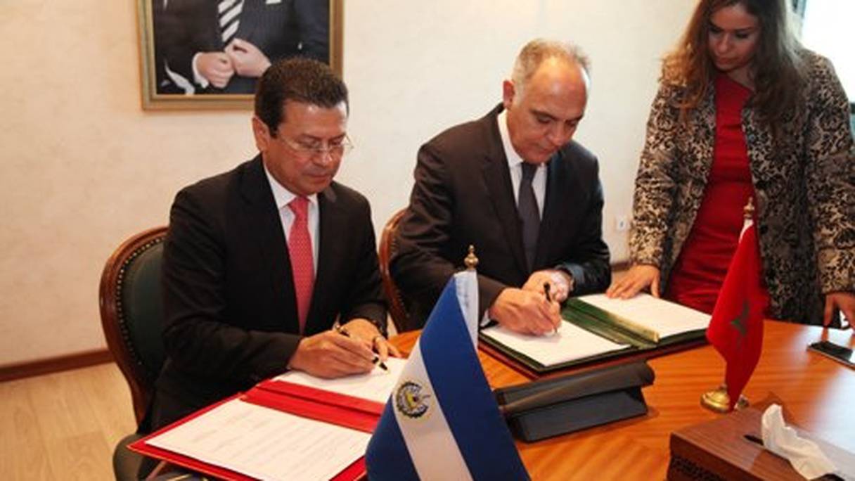 Le ministre des Affaires étrangères et de la coopération, Salaheddine Mezouar, et son homologue salvadorien, Hugo Martinez.
