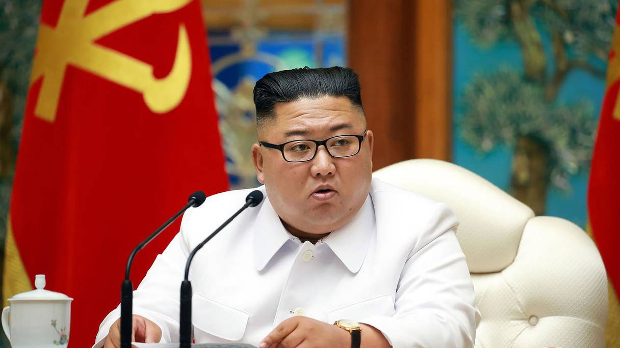 Le dirigeant nord-coréen Kim Jong Un lors d'une réunion d'urgence du bureau politique, suite à un premier cas présumé de Covid-19, le 25 juillet 2020 à Pyong Yang. 
