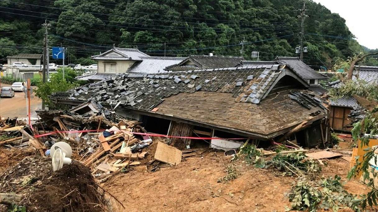Une maison effondrée après un glissement de terrain provoqué par des pluies torrentielles à Ashikita, dans la préfecture de Kumamoto, le 5 juillet 2020. 
