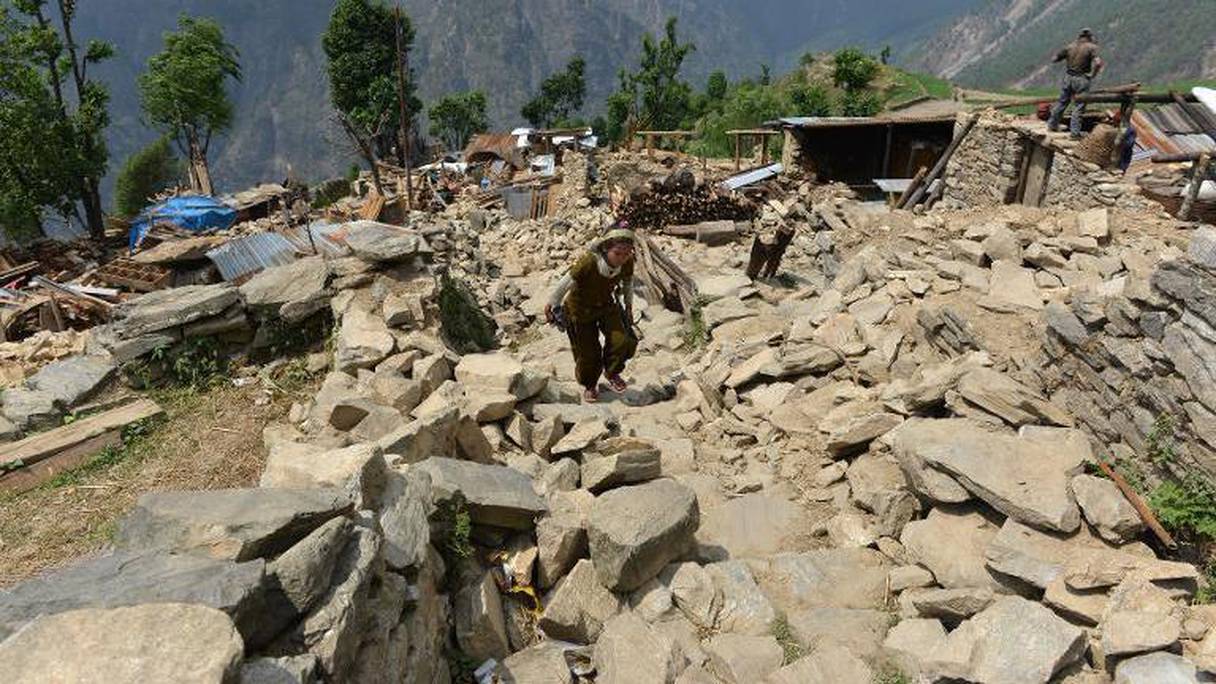 Des maisons détruites par le séisme du 25 avril dans un village népalais.
