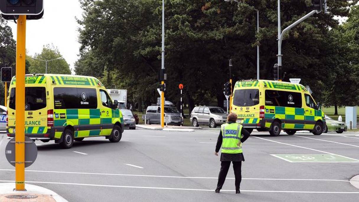 Des policiers surveillent un périmètre de sécurité après une fusillade dans plusieurs mosquées de Christchurch, en Nouvelle-Zélande, le 15 mars 2019.
