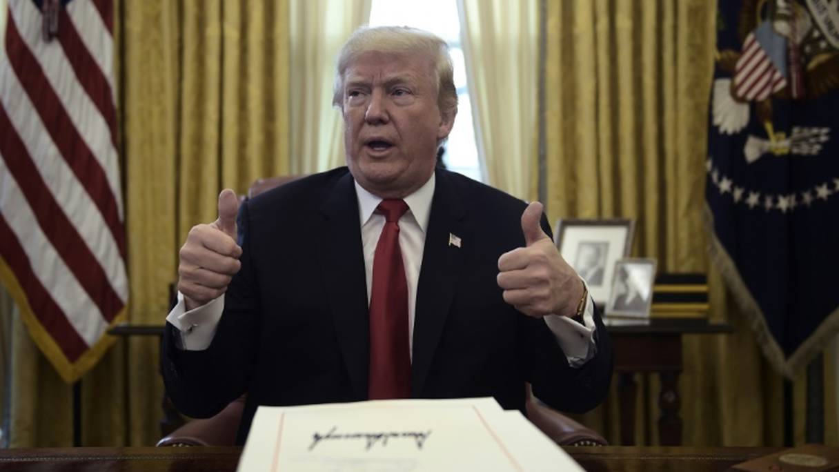 Le président américain Donald Trump promulgue la baisse d'impôts dans le bureau ovale de la Maison Blanche à Washington, le 22 décembre 2017.
