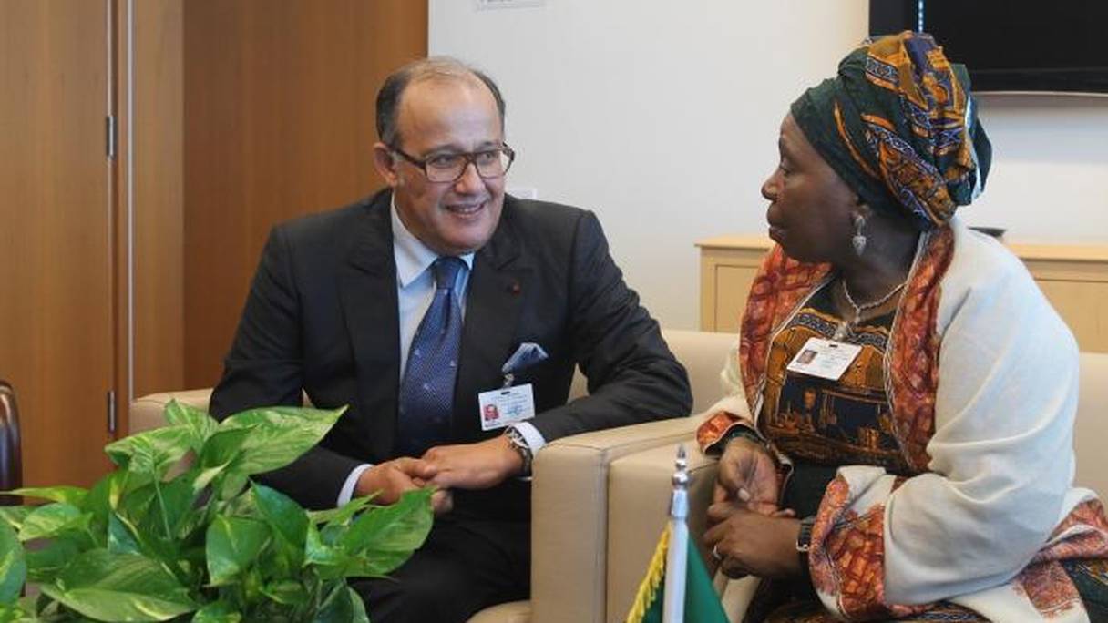 Taïeb Fassi-Fihri avec la présidente de la commission de l'Union africaine.
