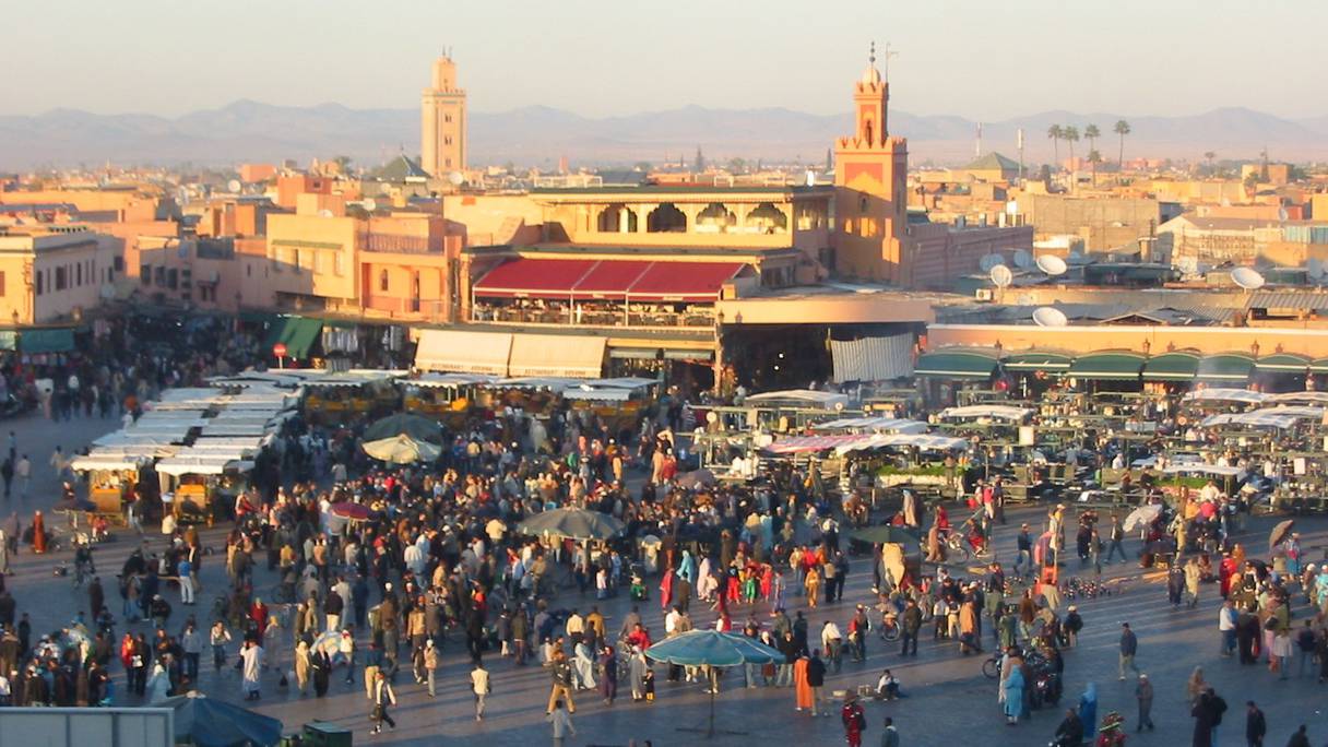La place Jemaa El Fna à Marrakech, haut lieu du tourisme.
