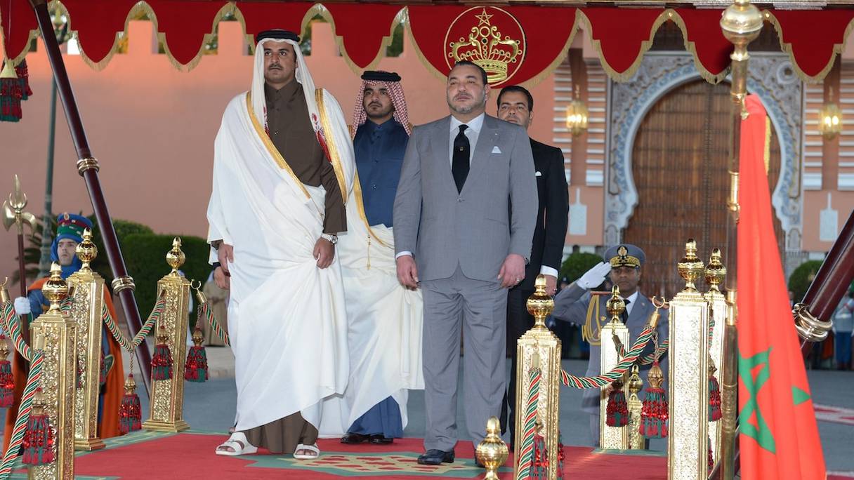L'émir du Qatar, Cheïkh Tamim Al Thani, accueilli par le roi Mohammed VI, le 7 décembre 2013, à la place du Méchouar au palais royal de Marrakech.
