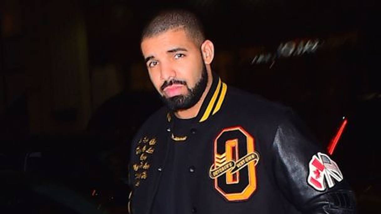 L'artiste musical canadien, Drake.
