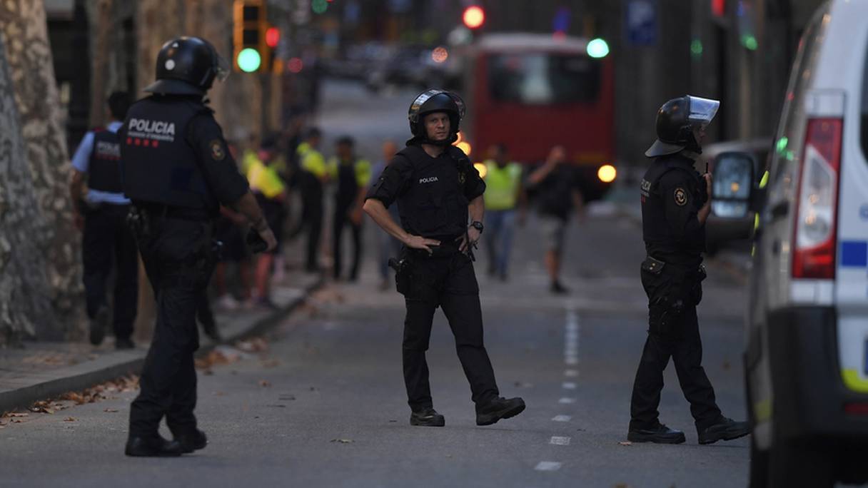 Des policiers sécurisant les lieux de l'attentat de Barcelone, le 17 août 2017.
