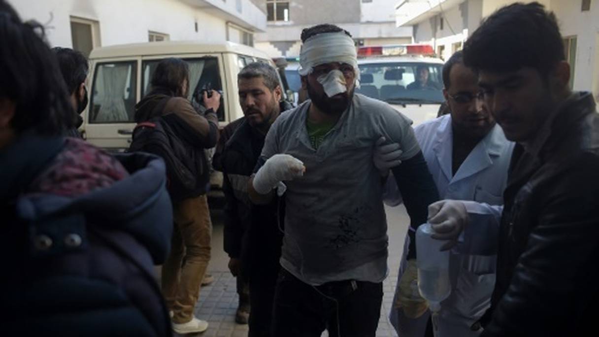 Un blessé arrive à l'hôpital après un attentat contre un centre culturel chiite. 
