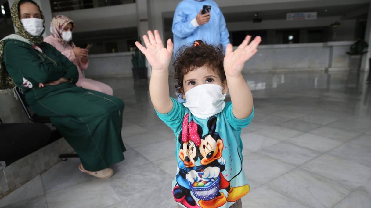 Des personnes rétablies du nouveau coronavirus, dont une enfant en bas âge, quittant le Centre hospitalier universitaire Hassan II de Fès.

