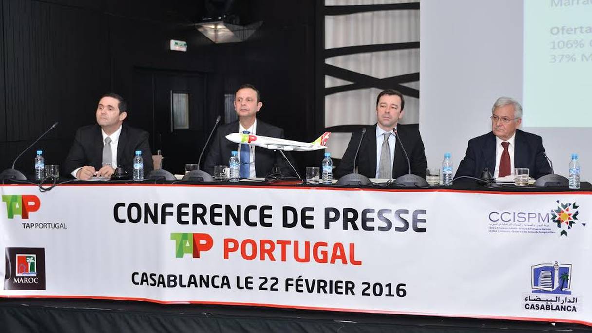 Les équipes de TAP Portugal et Abdelatif Achachi (2ème à partir de la gauche), directeur général de la Délégation marocaine du tourisme au portugal. 

