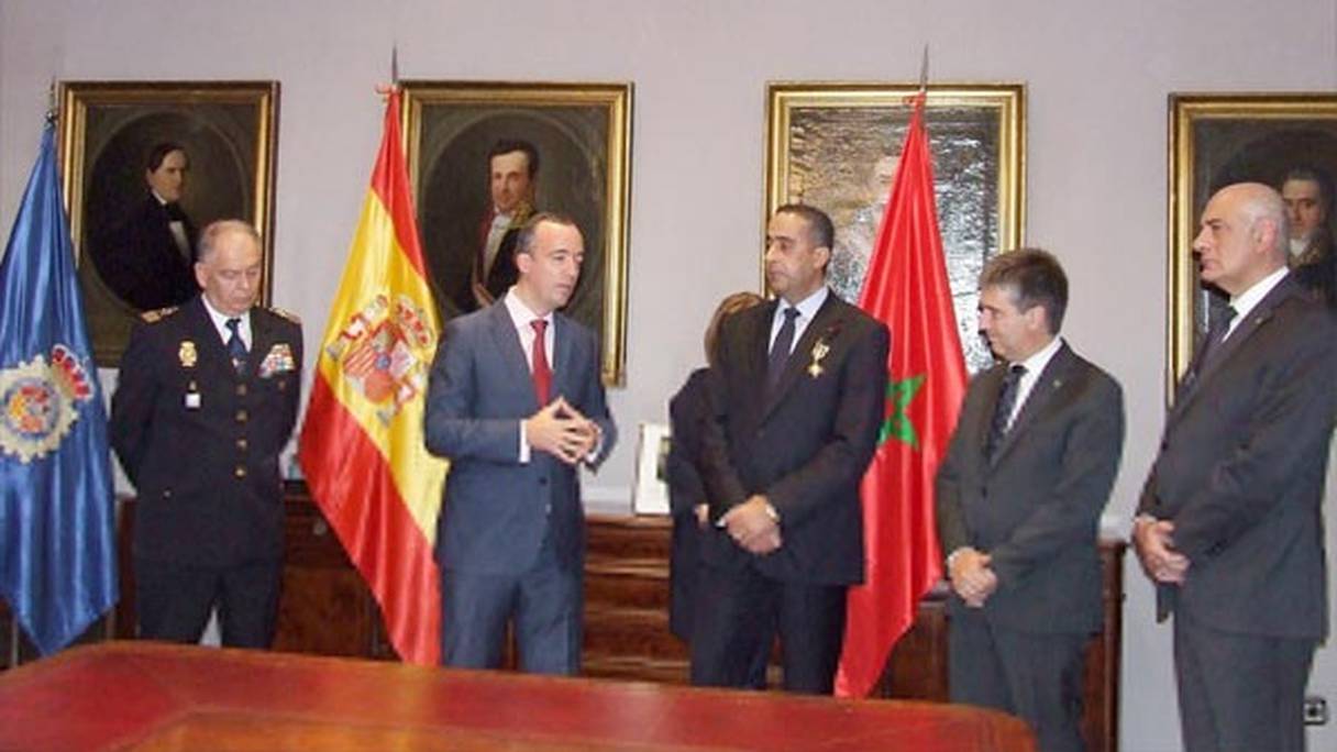 Abdellatif Hammouchi avait reçu, en octobre 2014 à Madrid, la décoration de «La croix honorifique de mérite policier avec distinction rouge». 
