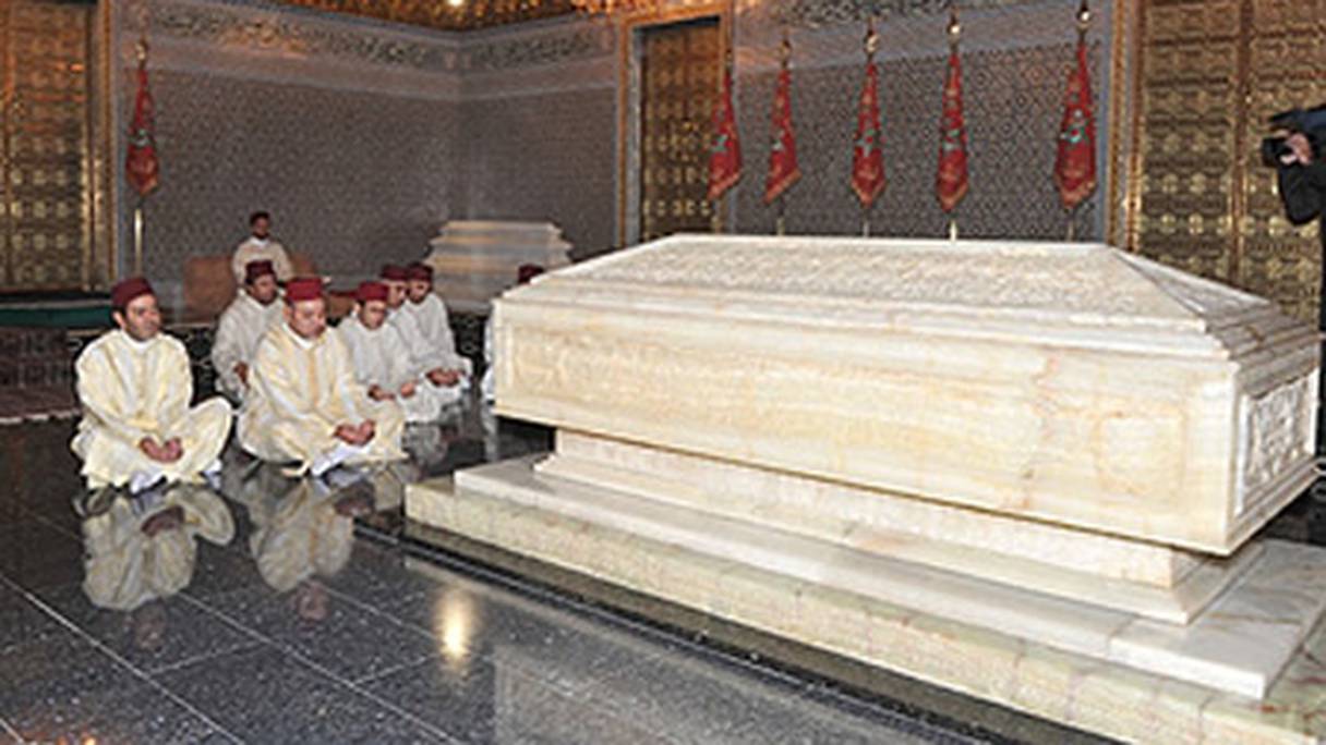 Le Roi se recueillant sur la tombe de feu SM Mohammed V. 
