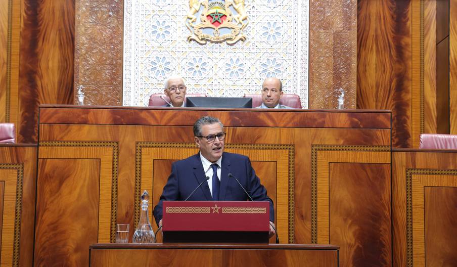 Devant le Parlement, Aziz Akhannouch qualifie son bilan de mi-mandat de «positif» et de «succès»