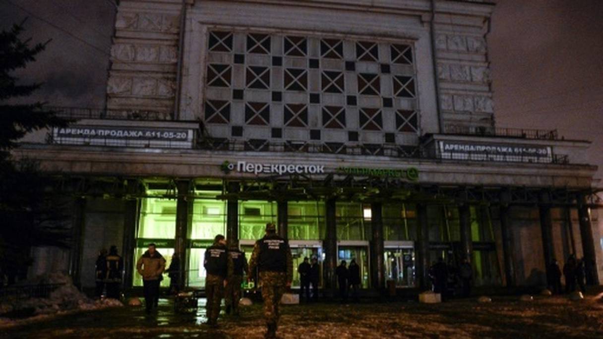 Les forces de sécurité devant le supermarché dans lequel a eu lieu l'explosion à Saint-Pétersbourg. 
