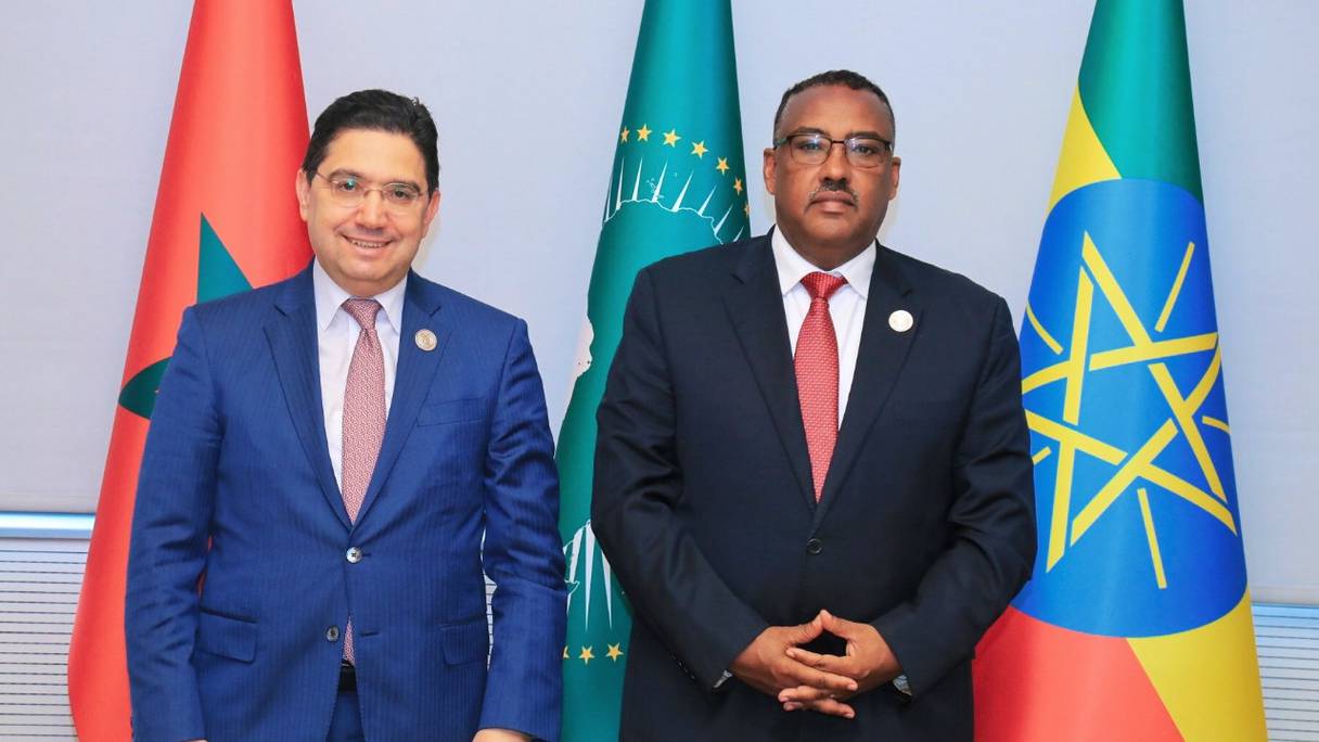 Nasser Bourita et le vice-Premier ministre et ministre des Affaires étrangères d’Ethiopie, Demeke Mekonnenn, lors de la 40e session du Conseil exécutif de l'Union africaine, à Addis-Abeba, ce jeudi 3 février 2022.
