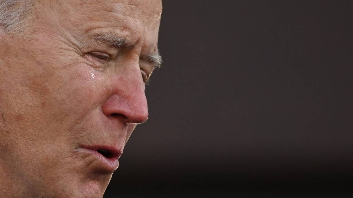 Le président élu américain Joe Biden a la larme à l'œil, alors qu'il s'exprime au centre de la garde nationale - réserve du major Joseph R. "Beau" Biden III, à l'aéroport de New Castle (Delaware), avant de partir pour Washington, le 19 janvier 2021. 
