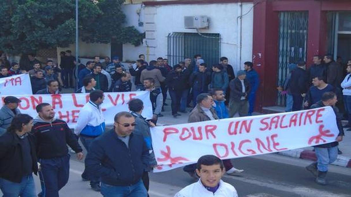 Premières manifestations populaires contre le renchérissement de la vie en Algérie.
