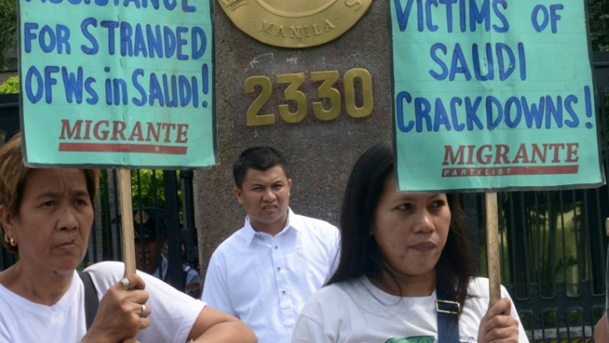 Des manifestants protestent contre le statut des travailleurs philippins en Arabie Saoudite, à Manille, le 4 novembre 2013.

