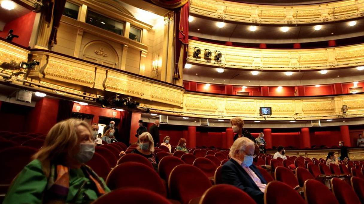 Au Théâtre Royal de Madrid, des règles très strictes sont imposées comme l'occupation d'un siège sur deux ou la prise de température avant d'entrer.

