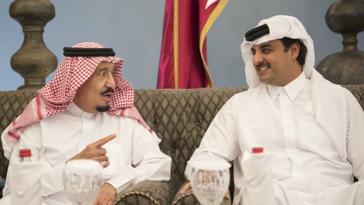 Le roi Salmane d'Arabie saoudite et l'émir du Qatar, cheikh Tamim ben Hamad Al-Thani, à Doha le 6 décembre 2016.
