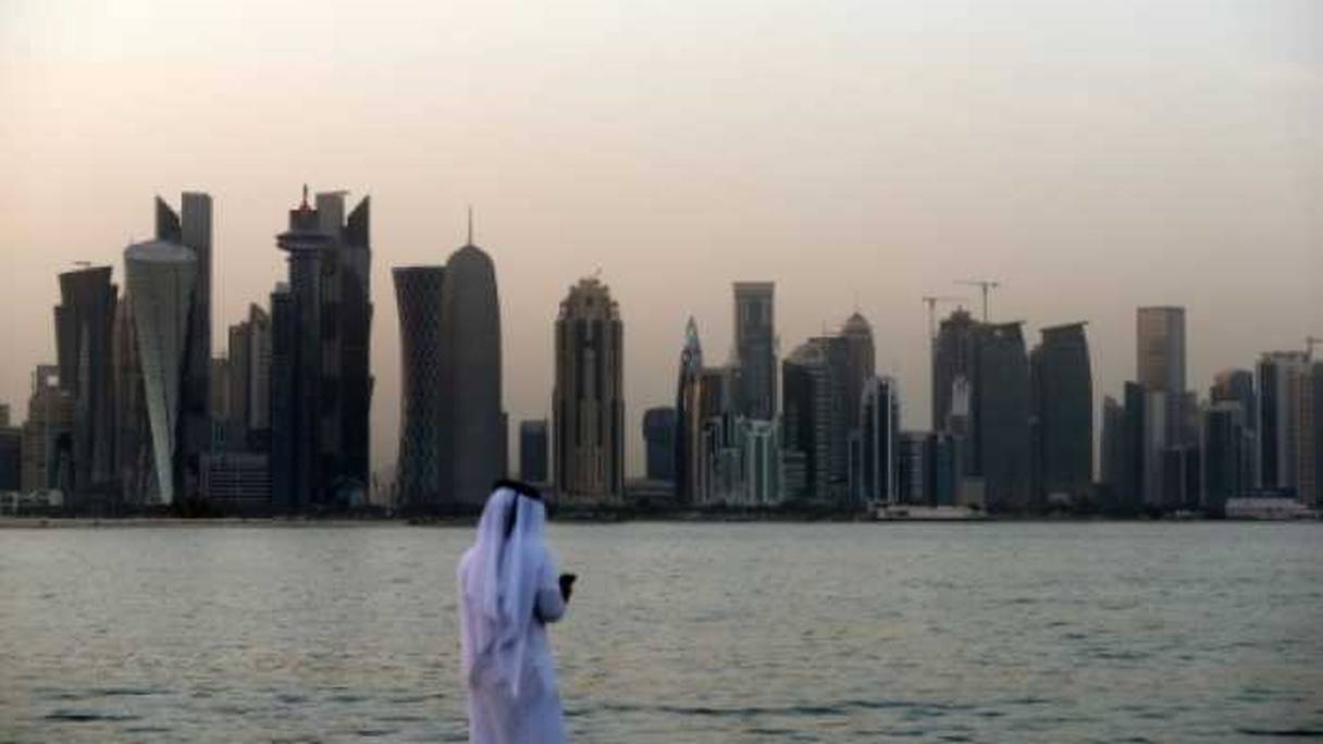 Un homme regarde son téléphone à Doha, au Qatar, le 2 juillet 2017.
