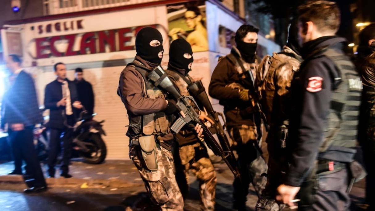 Des forces de police patrouillent le 10 décembre 2016 dans les rues d'Istanbul après le double attentat.
