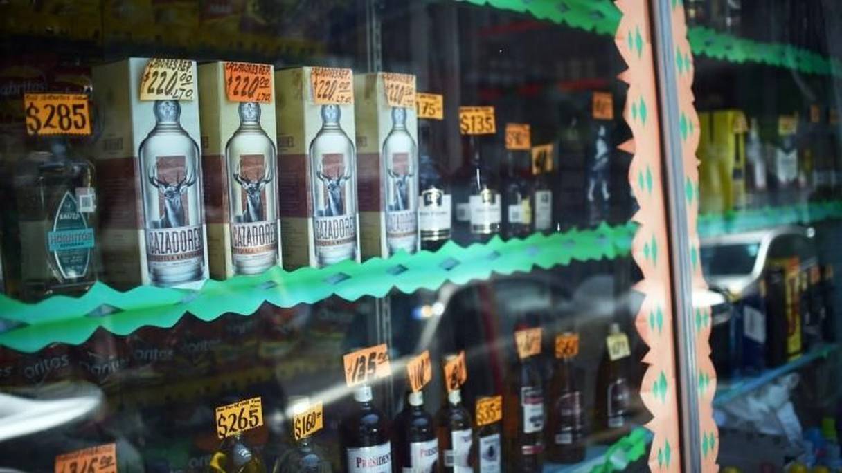 Bouteilles d'alcool dans un rayon d'un supermarché au Mexique, où l'alcool frelaté fait toujours des ravages.
