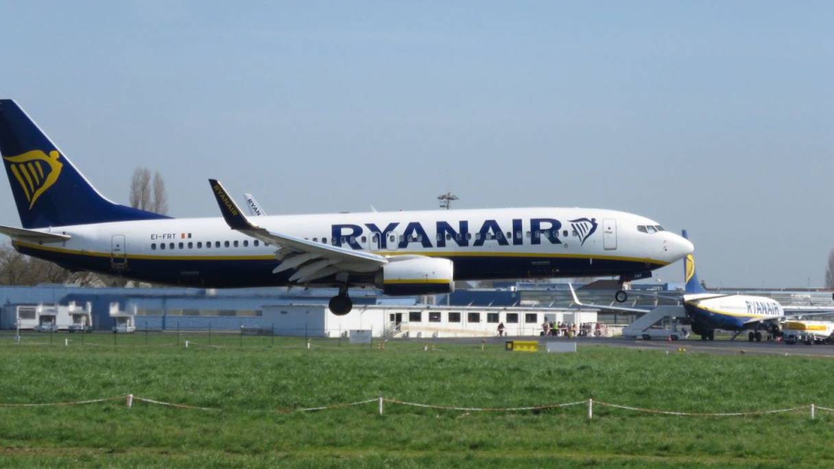 Décollage d'un appareil du transporteur aérien low cost Ryanair. 
