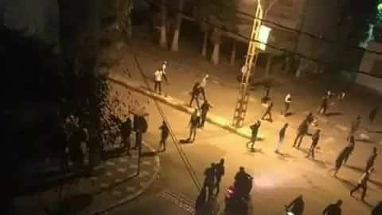 Photo de l'émeute qui a éclaté, hier merecredi, à Aïn Beïda, en protestation contre le décès tragique d'un jeune homme de 19 ans dans les locaux de la police.
