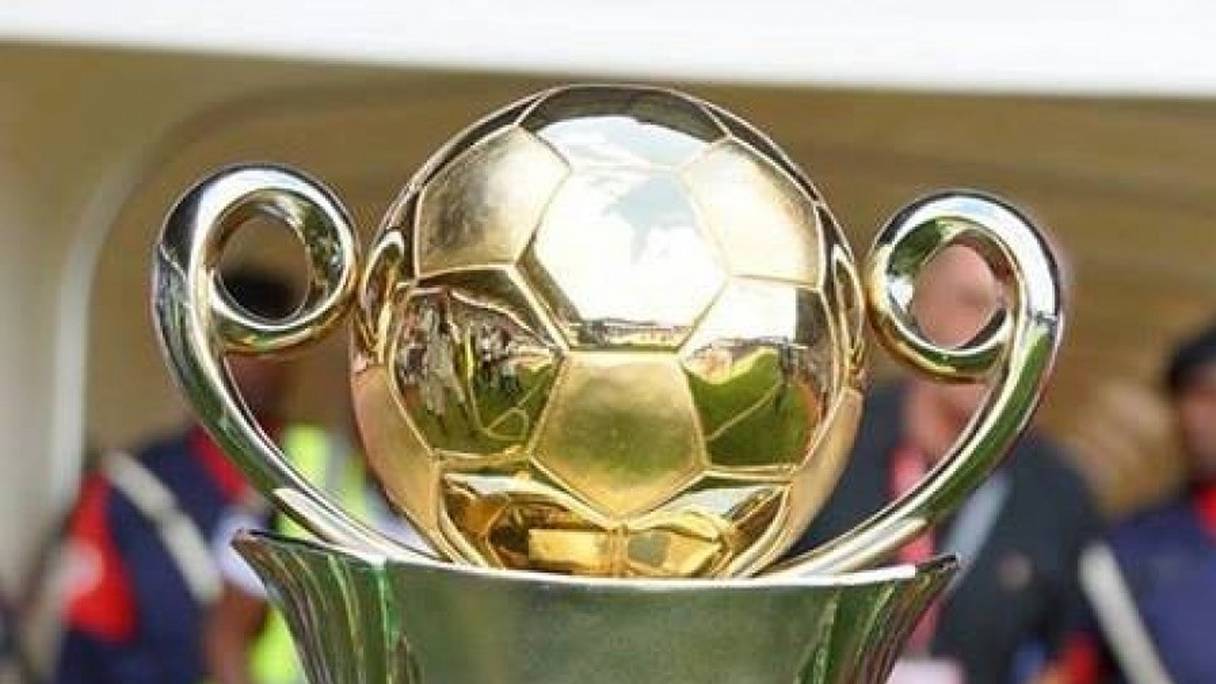Le trophée de la Coupe de la CAF.
