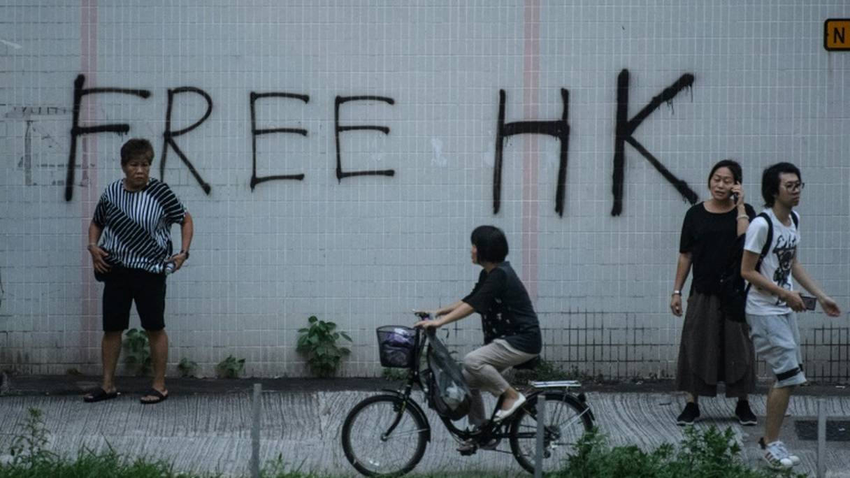 Graffiti réclamant "Libérez Hong Kong" dans le quartier de Tai Wai, à Hong Kong, le 10 août 2019.  
	 
