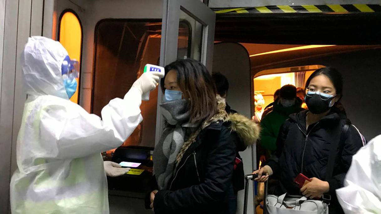 Des caméras thermiques pour détecter la fièvre ont été instaurées dans les gares et les aéroports de Chine, comme ici, dans celui de Pékin. 
