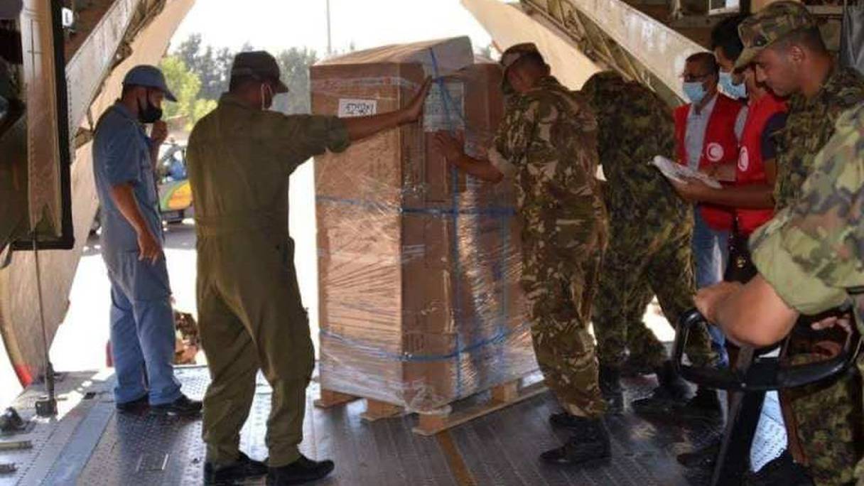 Des soldats algériens débarquant d'un avion militaire un caisson d'aide destinée au Polisario. 
