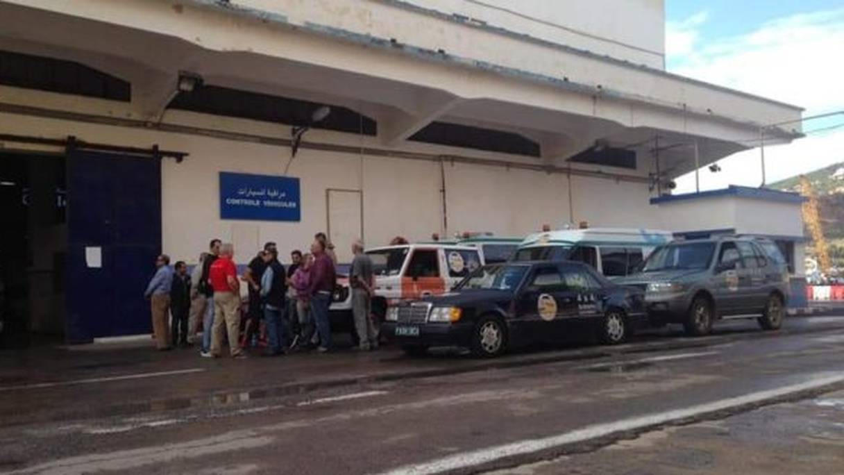 La caravane humanitaire espagnole est toujours bloquée au port d'Oran.
