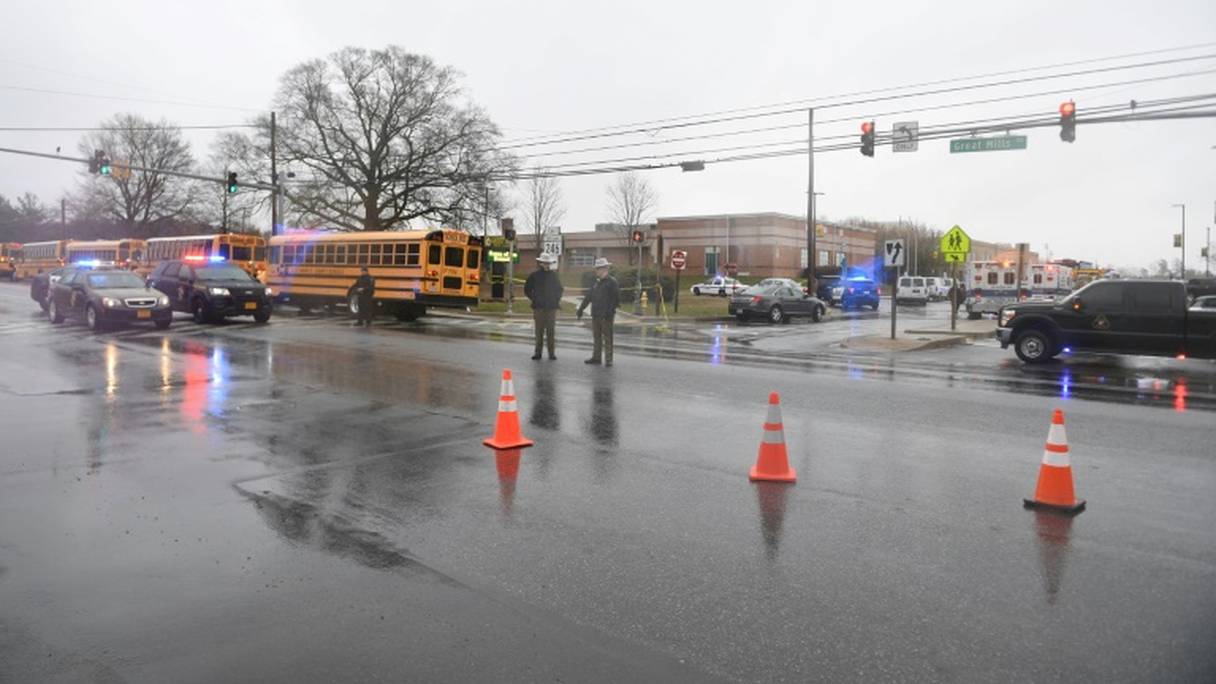 Les forces de sécurité sont postés devant l'établissement Great Mills High School dans le Maryland, le 20 mars 2018 après une fusillade.
