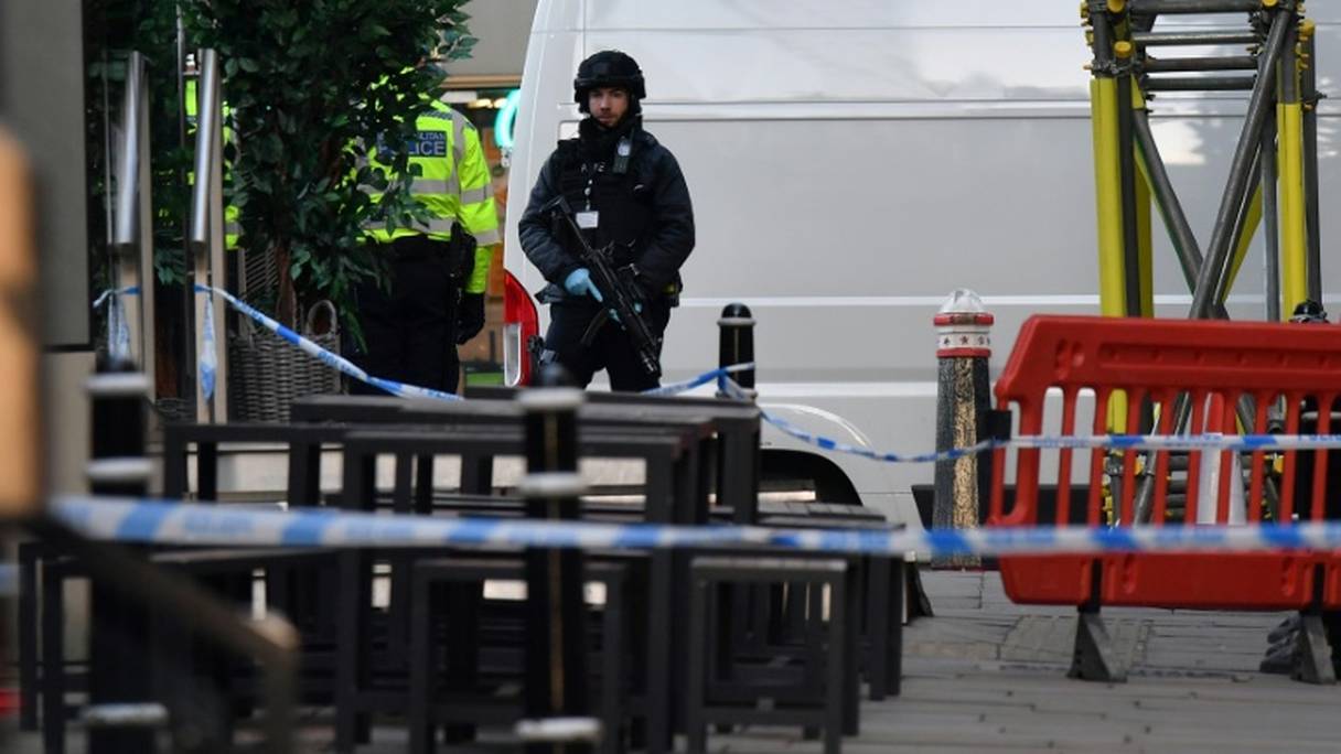 Un policier en arme monte la garde près de London Bridge, à Londres, le 29 novembre 2019.
