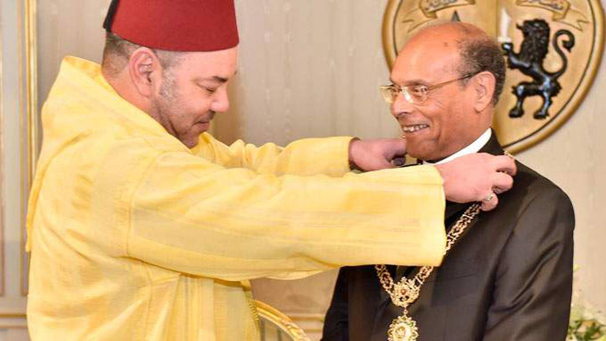 Le roi Mohammed VI décorant Moncef Marzouki alors président de la Tunisie.

