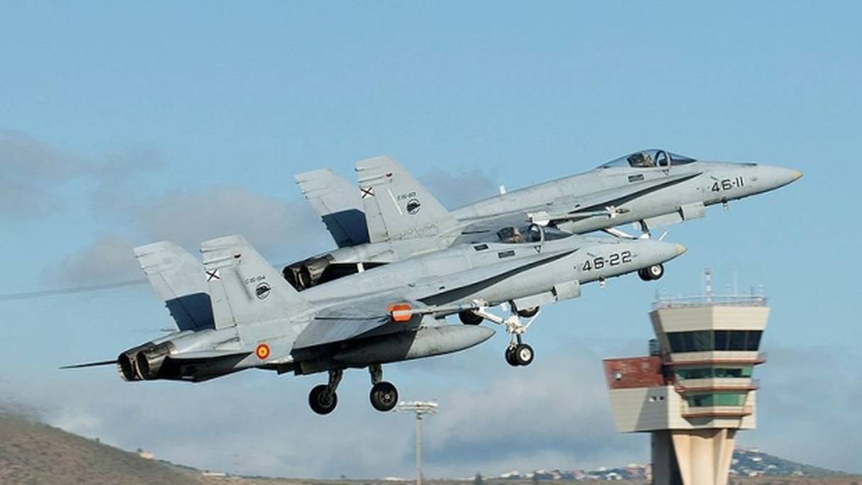 F-18A,  avion de chasse espagnol, portant des bombes guidées au laser.
