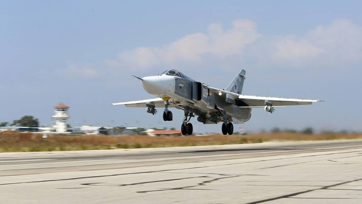 Un bombardier russe Sukhoi Su-24 décolle de la base aérienne de Hmeimim, dans la province de Lattaquié, en Syrie, le 3 octobre 2015.
