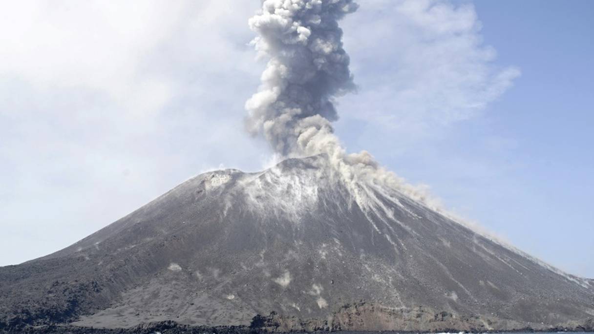 Le volcan Anak Krakatoa.
