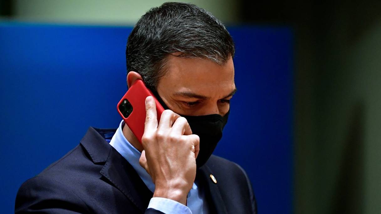 Dans cette photo d'archive prise le 20 juillet 2020, le président du gouvernement espagnol Pedro Sanchez utilise son téléphone lors d'un sommet de l'UE à Bruxelles.
