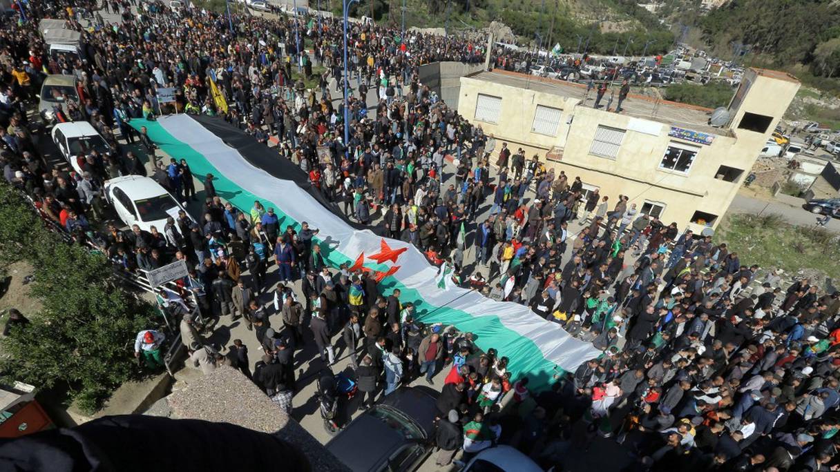 Des dizaines de milliers d'Algériens se sont rassemblés à Kherrata, marquant certaines des premières manifestations du Hirak, le 16 février 2021, deux ans après le début de ce mouvement qui a balayé l'ancien homme fort, Abdelaziz Bouteflika, du pouvoir. 
